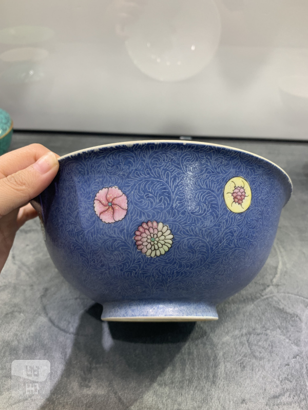 清乾隆蓝地轧道粉彩皮球花卉纹大碗 - 图2